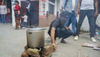 ग्यास अभावको विरोधमा बीच सडकमै दाउरा बालेर खाना पकाउदै विद्यार्थी