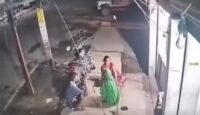 अस्पतालले भर्ना नलिएपछि एक महिलाले फुटपाथमै बच्चा जन्माइन्